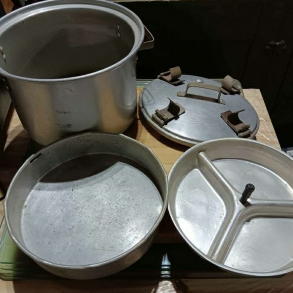 Old American Pressure Cooker - Picture 5 of 7